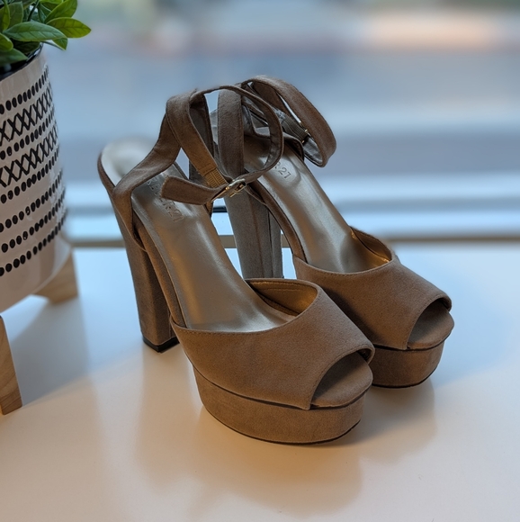 F21 Platform Heels - Picture 1 of 8
